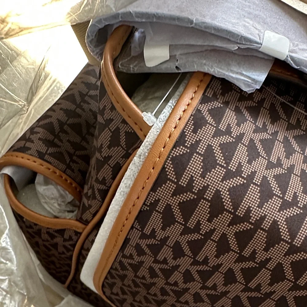 🆕 MICHAEL Michael Kors | 
Large Monogram Diaper Bag - Picture 8 of 9